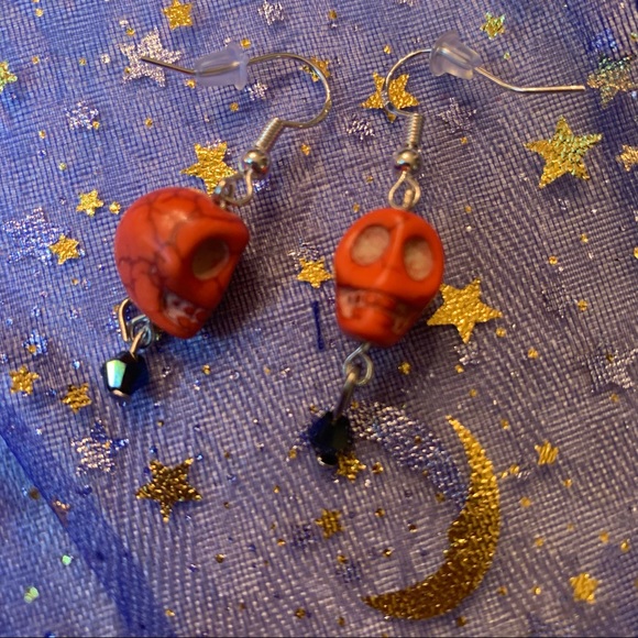 Skull earrings on Sterling Silver Hooks, decorative pouch included - Picture 6 of 9